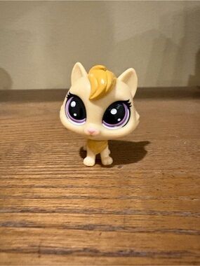 Littlest Pet Shop Cream Cat with Purple Eyes and Yellow Tuft